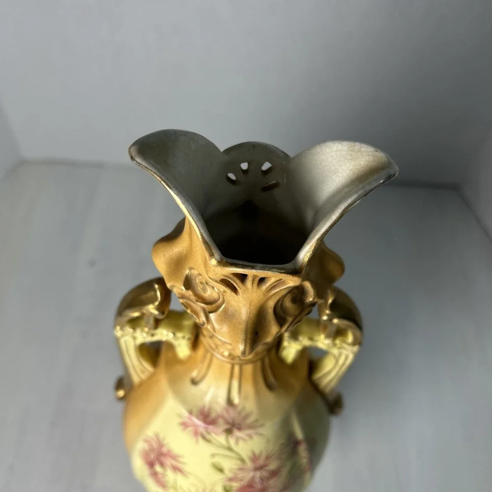 ANTIQUE ROYAL WETTINA FOOTED VASE-AUSTRIA-ROBERT‎ HANKE LATE 19th CENTURY 1508